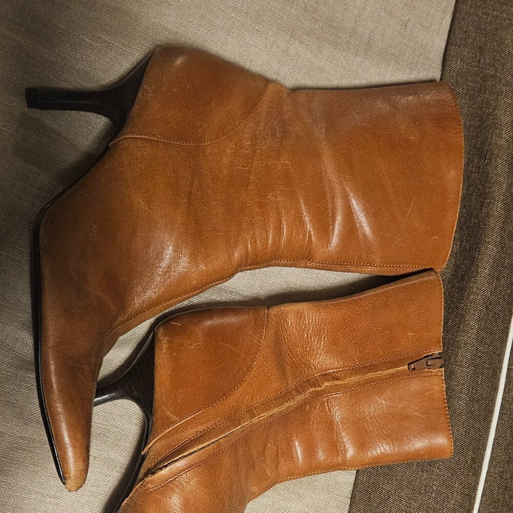 Size 8 Steve Madden Luggage color Leather boot. Timeless